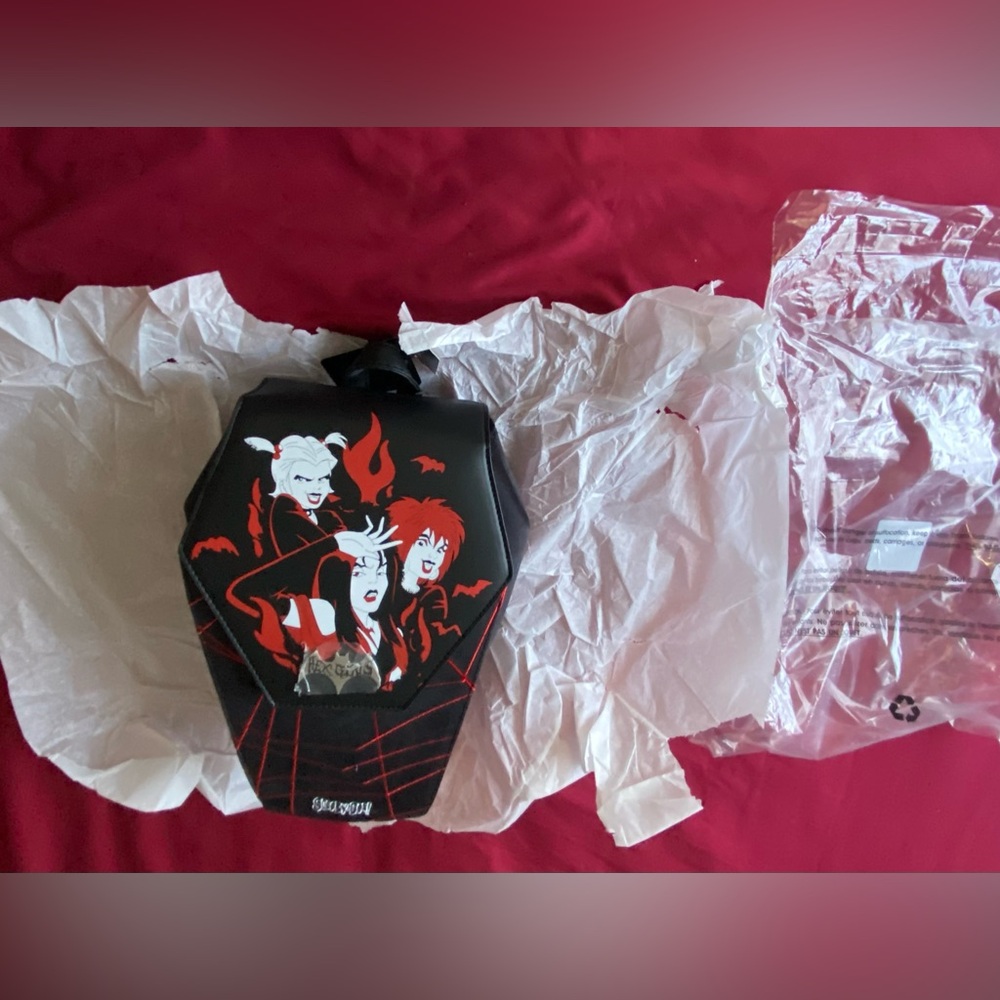 SCOOBY DOO’S THE HEX GIRLS COFFIN SHAPED MINI BACKPACK - Picture 8 of 13